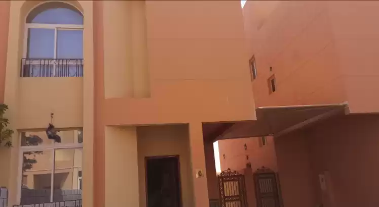 Résidentiel Propriété prête 5 chambres S / F Villa autonome  a louer au Al-Sadd , Doha #7142 - 1  image 